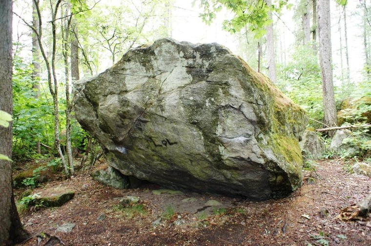 Överhängande stenen