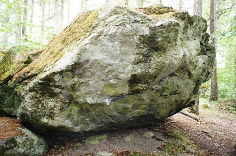 Överhängande stenen
