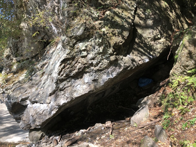 御岳洞窟 (Mitake Cave)