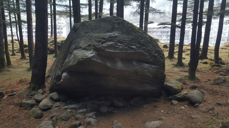 Low roof boulder