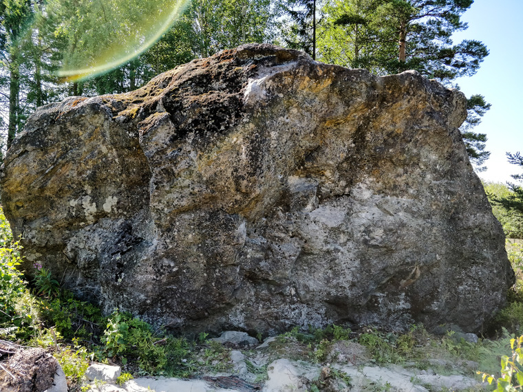 Overhanging boulder