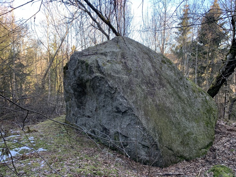 Stor frittstående stein