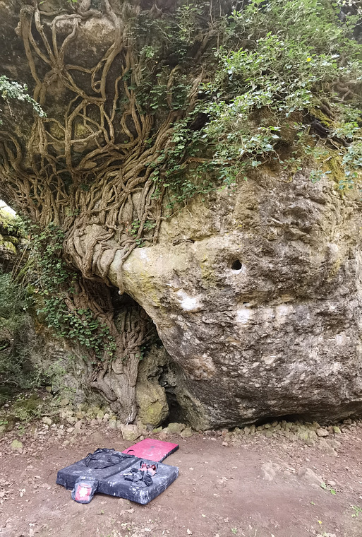 lots of boulders, marked with numbers. probably a guide of some sorts available in French 😉