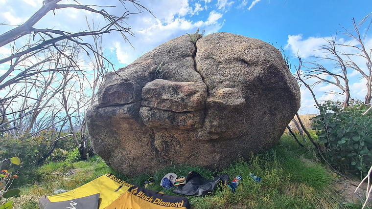 Maintrack Boulders