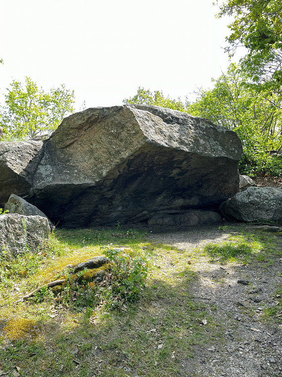 Cet melletti sziklák