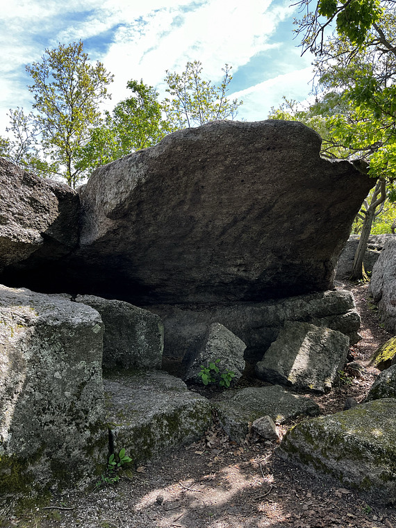 Cet melletti sziklák